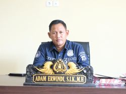 Massa Serang Aparat-Rusak Kantor Bupati Saat Blokade Jalur Trans Papua Barat