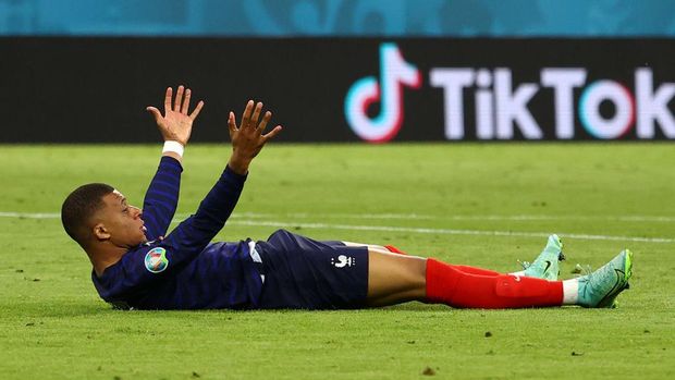 MUNICH, GERMANY - JUNE 15: Kylian Mbappe of France reacts after being challenged by Mats Hummels (Not pictured) of Germany during the UEFA Euro 2020 Championship Group F match between France and Germany at Football Arena Munich on June 15, 2021 in Munich, Germany. (Photo by Kai Pfaffenbach - Pool/Getty Images)
