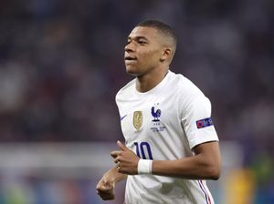 Tatapan Penuh Kagum Mbappe ke Ronaldo