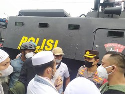 Sempat Ricuh, Massa Pendukung Habib Rizieq Dialog dengan Polisi