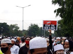 Massa Pendukung HRS Bertahan di Flyover Klender, Takbir Menggema