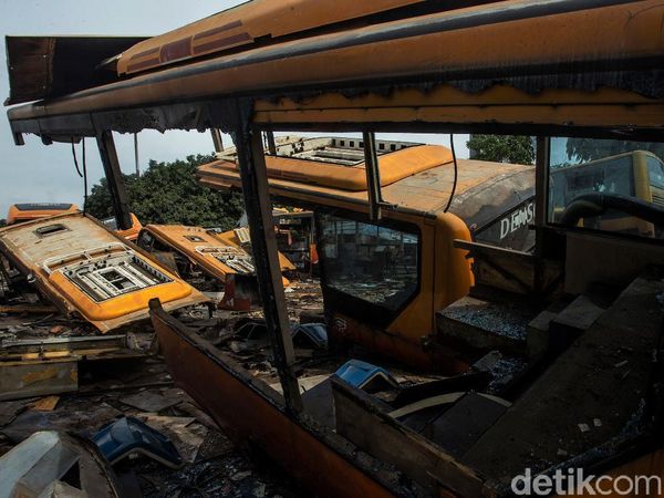 Melihat dari Dekat Kuburan Bus TransJakarta