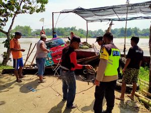 Nekat Dinaikkan Perahu Tambang, Truk Muat 1 Ton Bawang Nyaris Tercebur Sungai