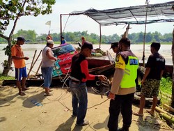 Nekat Dinaikkan Perahu Tambang, Truk Muat 1 Ton Bawang Nyaris Tercebur Sungai