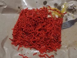 Pesan Mie Goreng, Netizen Ini Terkejut Lihat Warnanya Merah!