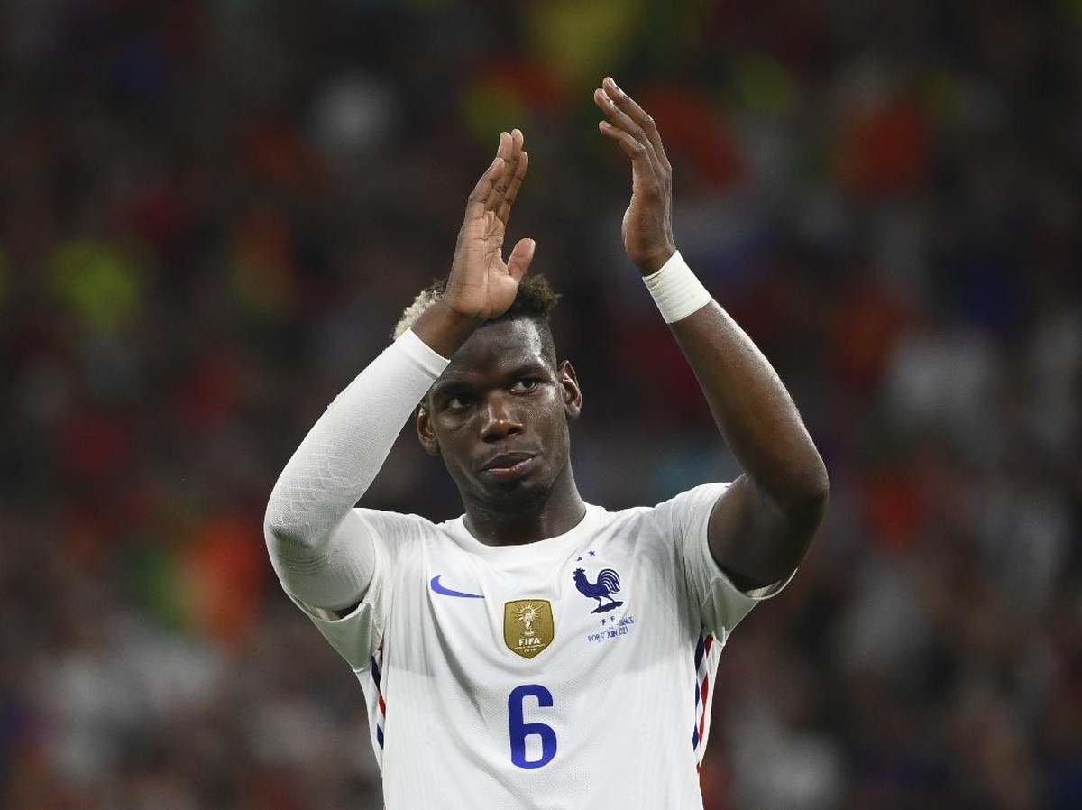 Paul Pogba bikin UEFA tak akan menaruh minuman beralkohol ketika pemain muslim konferensi pers di Euro 2020. (Foto: AP/Franck Fife)