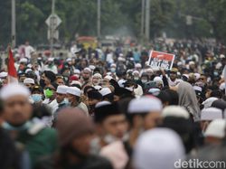 Kala Imam Besar Isapan Jempol Bikin Sidang HRS Digeruduk Massa