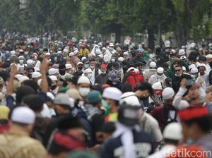 Polisi Pulangkan Ratusan Simpatisan HRS yang Diamankan di Polres Jaktim Polisi Pulangkan Ratusan Simpatisan HRS yang Diamankan di Polres Jaktim