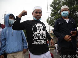Sempat Ricuh, Massa Dekat Lokasi Sidang Vonis Rizieq Bubarkan Diri