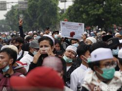 Penampakan Kerumunan Pendukung Habib Rizieq di Flyover Pondok Kopi