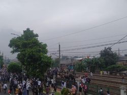 Bahaya! Sebagian Massa Pendukung HRS Berkerumun di Rel Dekat Stasiun Klender
