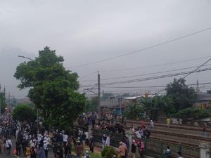 Bahaya! Sebagian Massa Pendukung HRS Berkerumun di Rel Dekat Stasiun Klender
