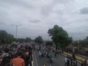 Massa Pendukung HRS di 2 Titik Dekat Flyover Klender Mulai Bubarkan Diri Massa Pendukung HRS di 2 Titik Dekat Flyover Klender Mulai Bubarkan Diri