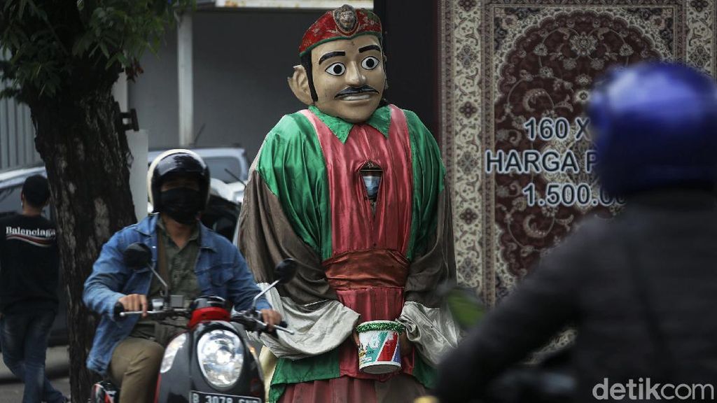 Dilarang Buat Ngemis, Pengamen Ondel-ondel Masih Beraksi Dilarang Buat Ngemis, Pengamen Ondel-ondel Masih Beraksi