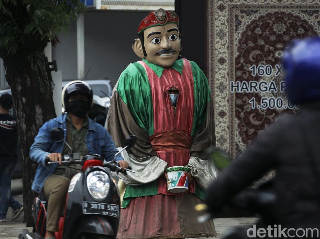 Dilarang Buat Ngemis, Pengamen Ondel-ondel Masih Beraksi Dilarang Buat Ngemis, Pengamen Ondel-ondel Masih Beraksi