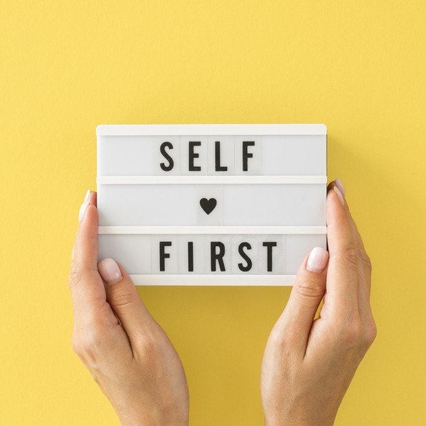 Ada sesuatu yang menahan kamu dan tidak membiarkan kamu untuk mengekspresikan ide-ide seperti yang kamu inginkan. Ada pula saat-saat di mana kamu terdorong oleh suara yang memberi tahu kamu bahwa ide kamu tidak cukup baik dan ide orang lain entah bagaimana memiliki nilai yang lebih besar.