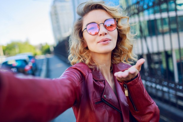 Hidup ini terlalu singkat jika kita gunakan untuk mengkhawatirkan apa yang orang lain pikirkan tentang kita.