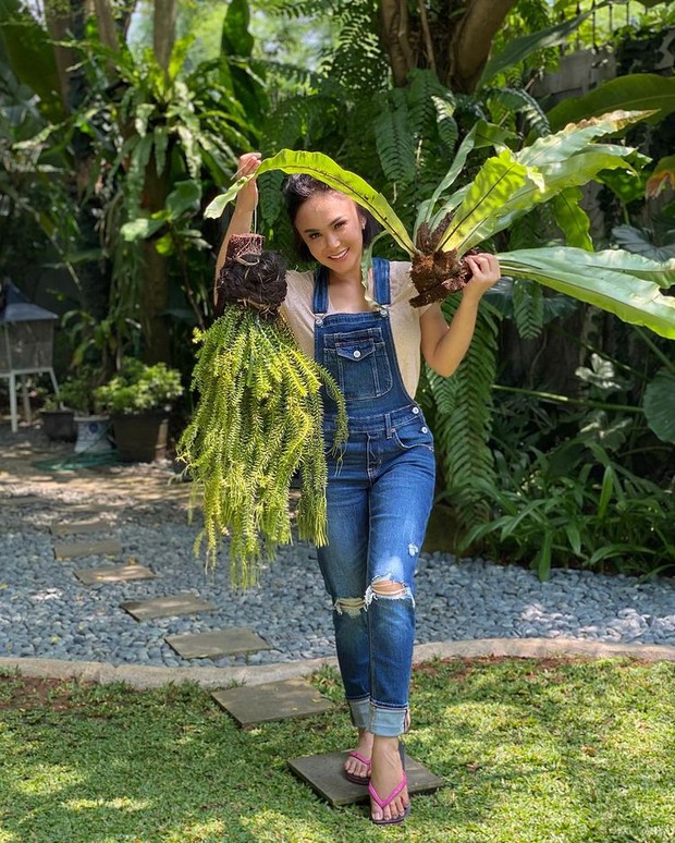 Penyanyi Yuni Shara di kebon miliknya/Sumber/Instagram/yunishara36. Penyanyi Yuni Shara di kebon miliknya.