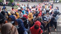 Picu Kerumunan, Antrean Vaksinasi Massal di Klaten Dibubarkan