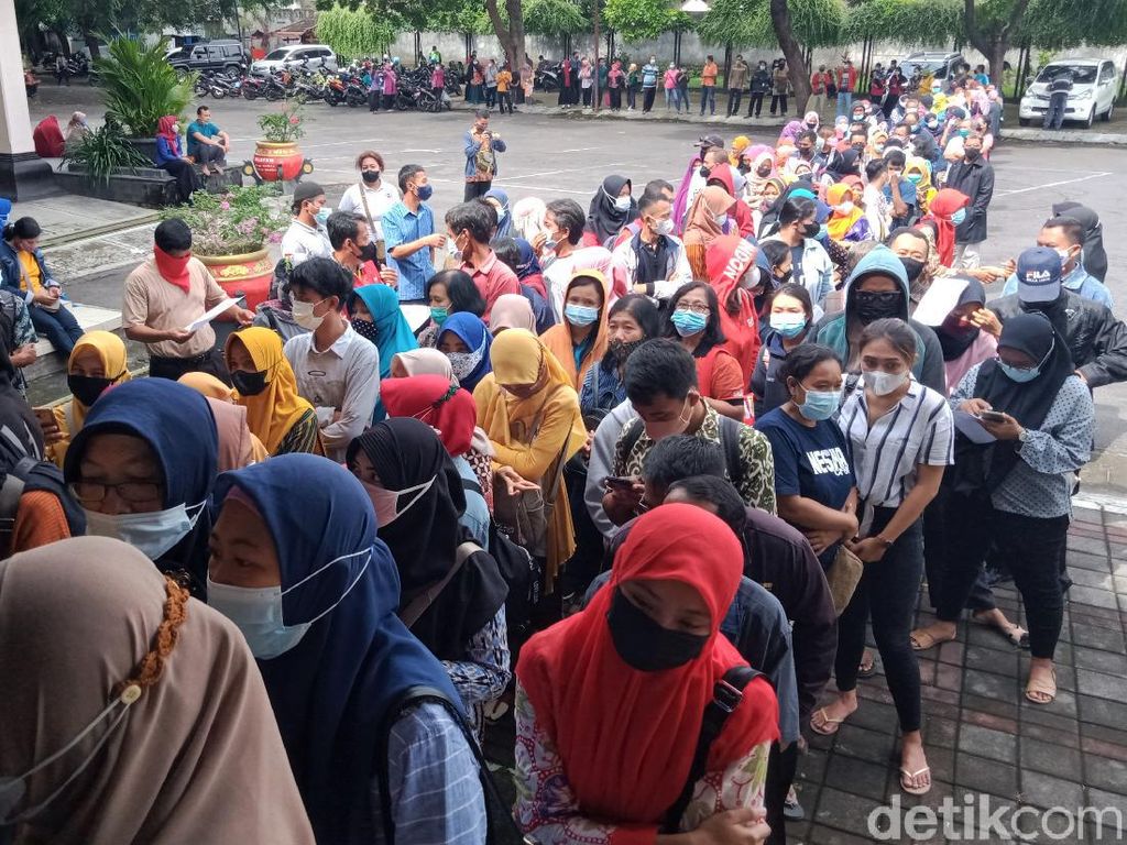 Picu Kerumunan, Antrean Vaksinasi Massal di Klaten Dibubarkan Picu Kerumunan, Antrean Vaksinasi Massal di Klaten Dibubarkan