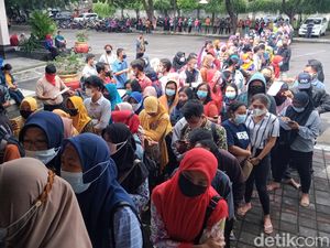 Picu Kerumunan, Antrean Vaksinasi Massal di Klaten Dibubarkan Picu Kerumunan, Antrean Vaksinasi Massal di Klaten Dibubarkan