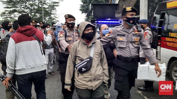 Simpatisan mantan Imam Besar FPI Rizieq Shihab diamankan aparat di depan Pengadilan Negeri Jakarta Timur (PN Jaktim), Kamis (24/6)