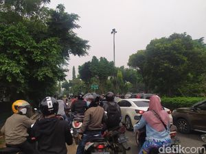 Jelang Vonis HRS, Jalan Depan Kantor Wali Kota ke PN Jaktim Disekat Jelang Vonis HRS, Jalan Depan Kantor Wali Kota ke PN Jaktim Disekat