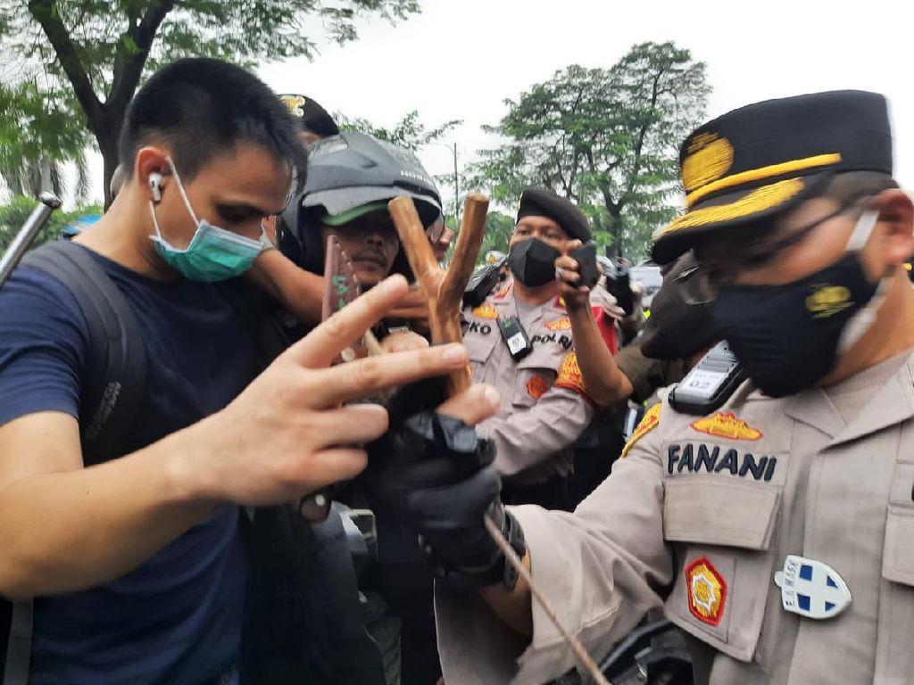 Pembawa Pisau Dekat Lokasi Sidang HRS Adalah Petugas Sudin KPKP Jaktim Pembawa Pisau Dekat Lokasi Sidang HRS Adalah Petugas Sudin KPKP Jaktim