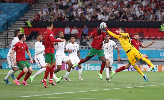 Portugal, prancis, euro 2020 BUDAPEST, HUNGARY - JUNE 23: Danilo of Portugal is fouled by Hugo Lloris of France leading to a penalty being awarded during the UEFA Euro 2020 Championship Group F match between Portugal and France at Puskas Arena on June 23, 2021 in Budapest, Hungary. (Photo by Alex Pantling/Getty Images)
