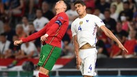 Serta, ada duel Cristiano Ronaldo dan Raphael Varane. Yang dulu keduanya, sama-sama bekerja sama di Real Madrid (Getty Images/Tibor Illyes - Pool)