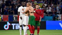 Karim Benzema juga bertemu eks rekannya di Real Madrid dulu, Pepe. Mereka saling adu sikut kali ini (Getty Images/Tibor Illyes - Pool)