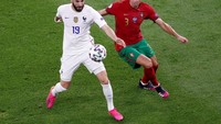 Karim Benzema juga bertemu eks rekannya di Real Madrid dulu, Pepe. Mereka saling adu sikut kali ini (Getty Images/Tibor Illyes - Pool)