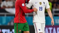 Cristiano Ronaldo dan Karim Benzema tampak hangat berbincang ketika seusai laga (Getty Images/Tibor Illyes - Pool)