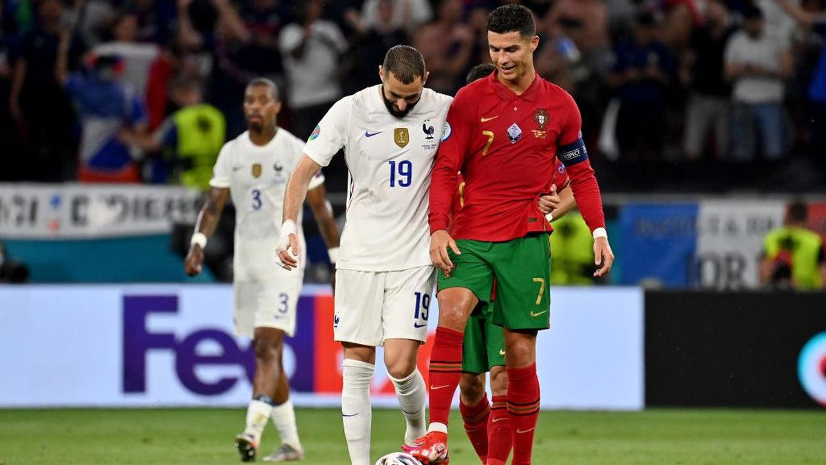 Cristiano Ronaldo dan Karim Benzema saat membela tim nasional masing-masing. (Foto: Getty Images/Tibor Illyes - Pool)