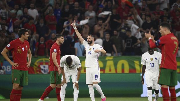 France's Karim Benzema, center, celebrates after scoring his side's second goal during the Euro 2020 soccer championship group F match between Portugal and France at the Puskas Arena in Budapest, Wednesday, June 23, 2021. (Bernadett Szabo, Pool photo via AP)