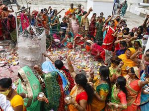 Potret Kerumunan Tanpa Masker di Festival Vat Savitri India