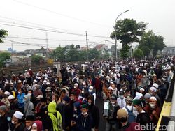 Begini Potret Kerumunan Massa di Luar Lokasi Sidang HRS