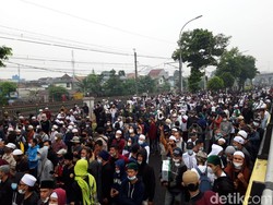 Begini Potret Kerumunan Massa di Luar Lokasi Sidang HRS