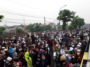Begini Potret Kerumunan Massa di Luar Lokasi Sidang HRS Begini Potret Kerumunan Massa di Luar Lokasi Sidang HRS