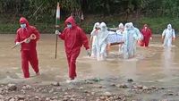 Potret Pilu Pemakaman Jenazah Corona: Seberangi Sungai-Lewati Persawahan