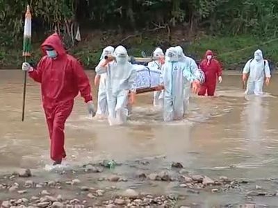 Potret Pilu Pemakaman Jenazah Corona: Seberangi Sungai-Lewati Persawahan