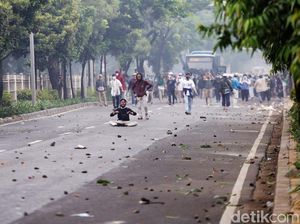 Momen Kericuhan di Dekat Lokasi Sidang Vonis HRS Momen Kericuhan di Dekat Lokasi Sidang Vonis HRS