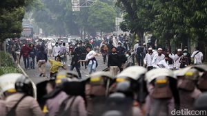 Jelang Sidang Vonis Habib Rizieq, Massa Lempar Batu ke Polisi