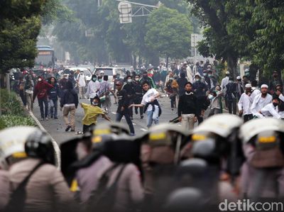 Jelang Sidang Vonis Habib Rizieq, Massa Lempar Batu ke Polisi