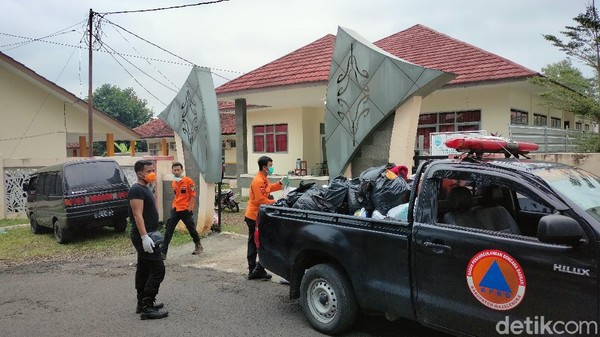 Puluhan santri di Majalengka diperbolehkan pulang usai dinyatakan sembuh COVID-19