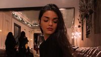 10 Foto Cantik Rachel Zegler, Wanita Berdarah Latin yang Perankan Snow White