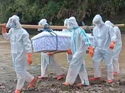 Viral Video Petugas Susur Sungai Sambil Panggul Jenazah COVID-19