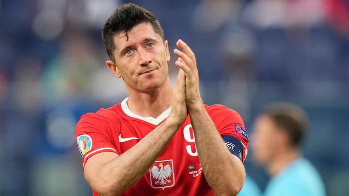 SAINT PETERSBURG, RUSSIA - JUNE 23: Robert Lewandowski of Poland acknowledges the Poland fans following their sides defeat in the UEFA Euro 2020 Championship Group E match between Sweden and Poland at Saint Petersburg Stadium on June 23, 2021 in Saint Petersburg, Russia. (Photo by Dmitry Lovetsky - Pool/Getty Images)