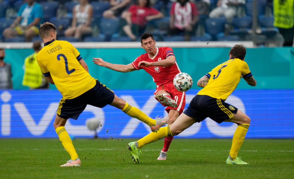 SAINT PETERSBURG, RUSSIA - JUNE 23: Robert Lewandowski of Poland acknowledges the Poland fans following their side's defeat in the UEFA Euro 2020 Championship Group E match between Sweden and Poland at Saint Petersburg Stadium on June 23, 2021 in Saint Petersburg, Russia. (Photo by Dmitry Lovetsky - Pool/Getty Images)