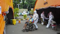 Corona Menggila, Banyak Rumah Sakit Rawat Pasien di Tenda
